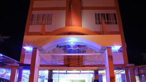 Entrada de un hotel con un letrero que dice "Águas do Mariscal".