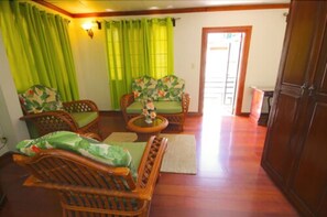 Exclusieve suite, 1 kingsize bed, privébadkamer | Woonruimte | Een ledtelevisie