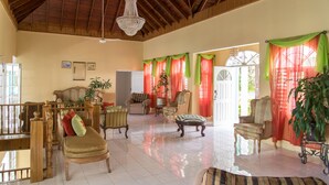 Lobby-lounge