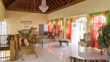 Lobby lounge