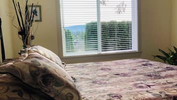Comfort suite, 1 queensize bed, uitzicht op bergen, tuin | 1 slaapkamer, luxe beddengoed, individueel gedecoreerd