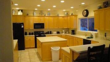 Rumah Mewah, 5 kamar tidur | Dapur pribadi | Lemari es besar, microwave, dan mesin pembuat kopi/teh