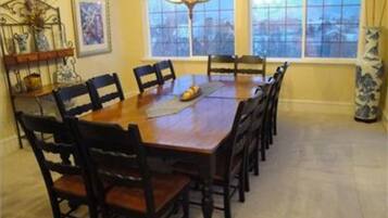 Rumah Mewah, 5 kamar tidur | Makan di kamar