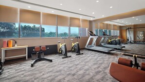 Et fitnesscenter med motionscykler, løbebånd og træningsudstyr.