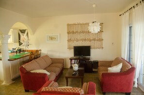 Design Villa, 2 Bedrooms, Private Pool, Oceanfront | Living room