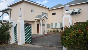 Property entrance - Villa on the Bay By The Vacation Casa (Montego Bay)