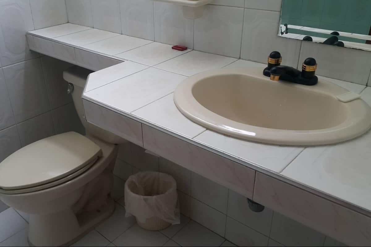 Douche, peignoirs, serviettes fournies