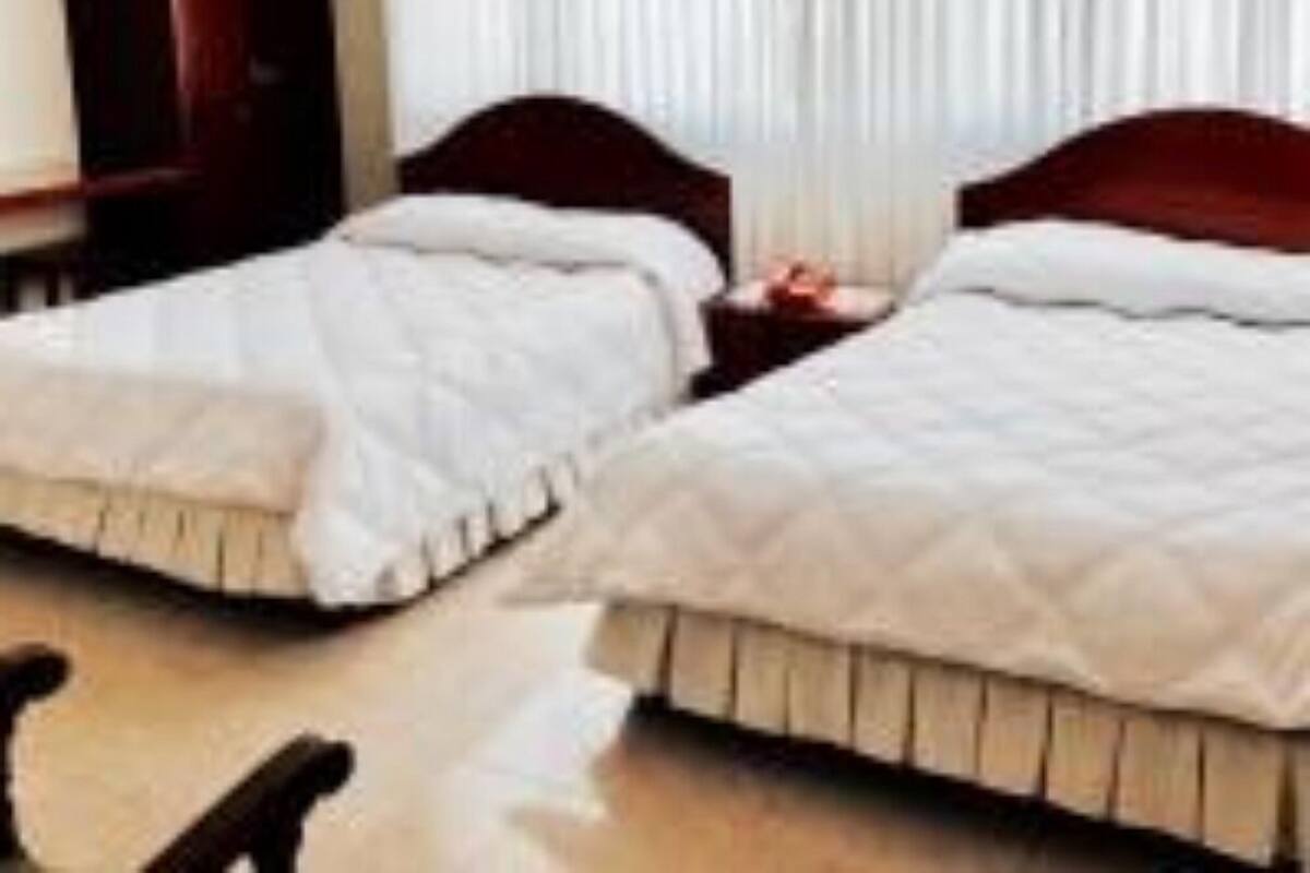 Chambre avec lits jumeaux | Coffres-forts dans les chambres, bureau, Wi-Fi gratuit