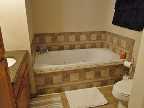 Duschwanne, Whirlpool, Haartrockner, Handtücher