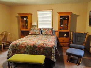 2 bedrooms, memory-foam beds, travel cot, WiFi