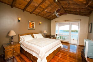 4 bedrooms, WiFi, bed sheets - Experience An Oasis of Luxury in Roatan's Vibrant West End (Roatan)