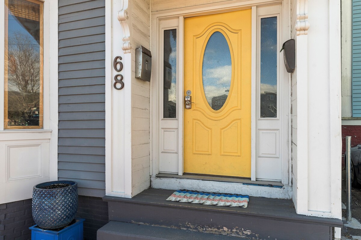 Chic 3 BR Retreat- Prime Old Port Spot with parking- Park and walk the town