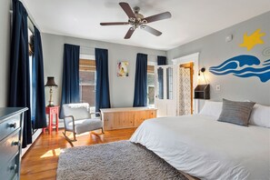 3 slaapkamers, een bureau, een strijkplank/strijkijzer, reisbedje