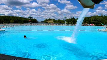 Inomhuspool och utomhuspool