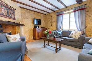 Smart-TV, Kamin, Videospiele, Tischtennisplatte