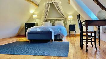 4 Schlafzimmer, Schreibtisch, Bügeleisen/Bügelbrett, Reisekinderbett