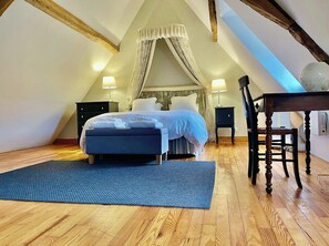 4 Schlafzimmer, Schreibtisch, Bügeleisen/Bügelbrett, Reisekinderbett