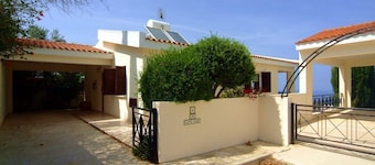 Villa with Panoramic Sea & Mountain Views, Private Pool Free Air Con & WiFi &BBQ