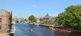 Cornerhouse, ein luxuriöses Stadthaus, 15 Minuten zu Fuß entlang des charmanten Flusses in die Stadt