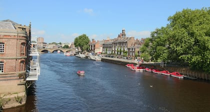 Cornerhouse, ylellinen kaupunkitalo 15 minuutin kävelymatkan päässä viehättävästä joesta kaupunkiin