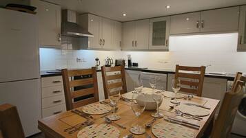 Coffee/tea maker, full-sized fridge, microwave, oven