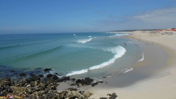 A beach with clear blue water, rocky shoreline, and a sandy beach. - Apartment with Patio Centro de Ovar (Ovar)