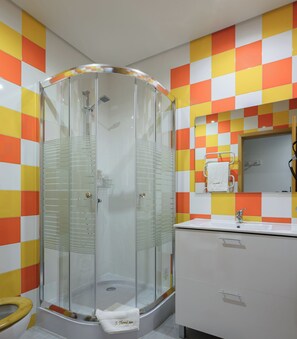 Secador de cabelo, toalhas de banho