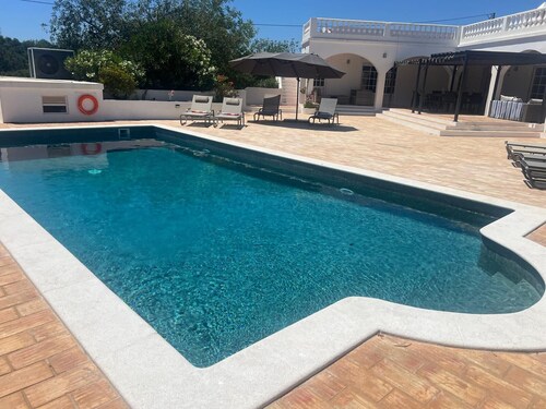 Abgelegene Villa mit beheiztem privatem Pool. Komplett renoviert und modernisiert