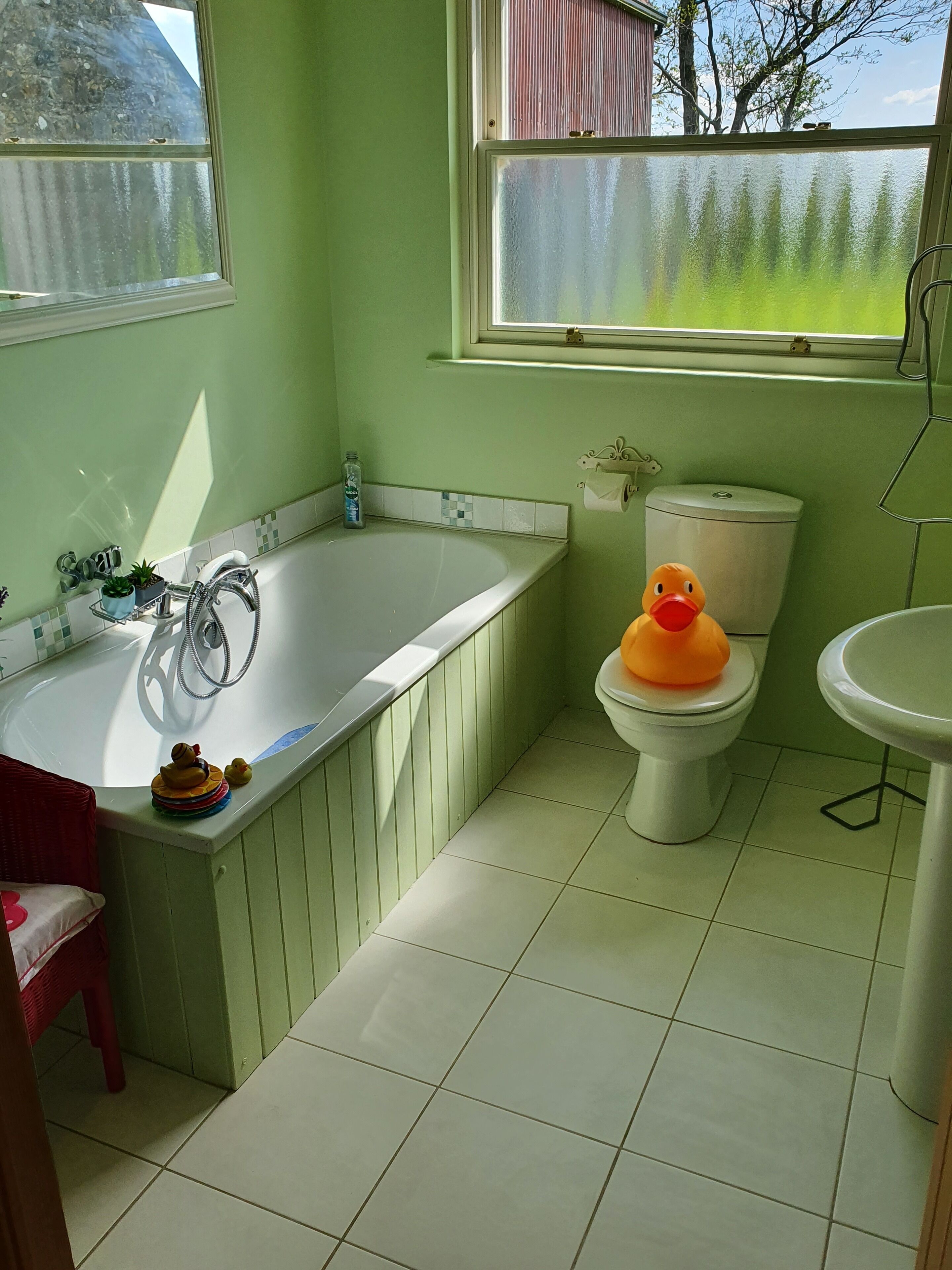 Een bad/douchecombinatie, een haardroger, handdoeken, zeep