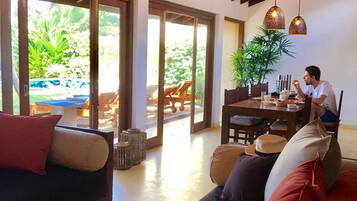 Smart TV, books, stereo