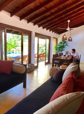 TV connectée, livres, chaîne hi-fi