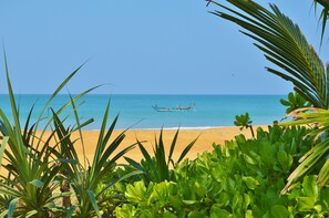 Plage, chaises longues, serviettes de plage