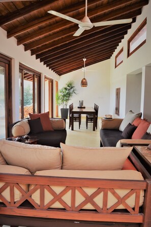 TV connectée, livres, chaîne hi-fi