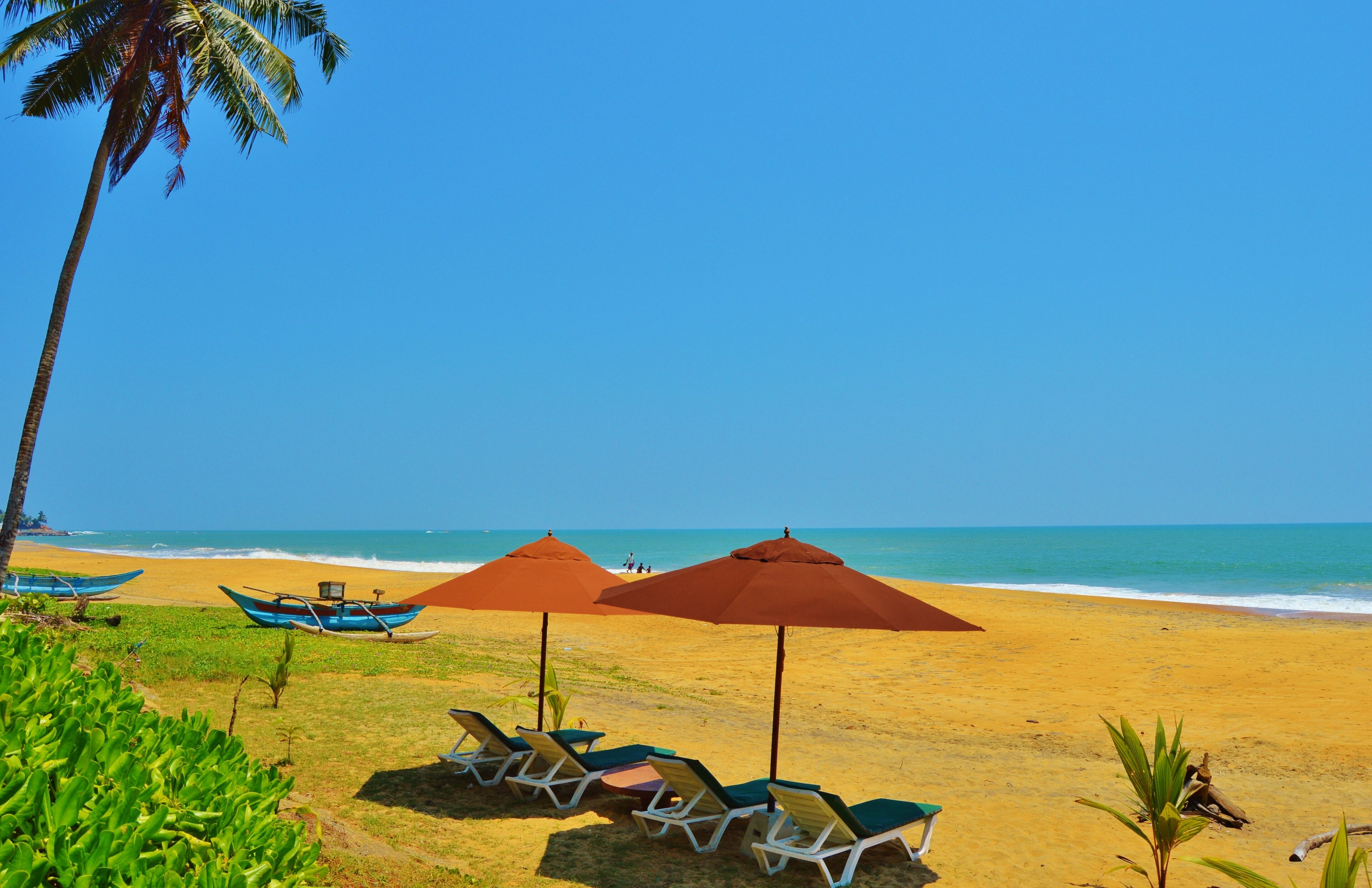 在海滩、沙滩椅、沙滩毛巾