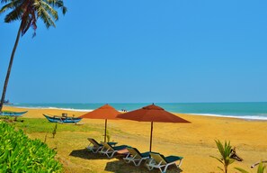 Plage, chaises longues, serviettes de plage
