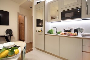 Réfrigérateur, four à micro-ondes, un four, surface de cuisson
