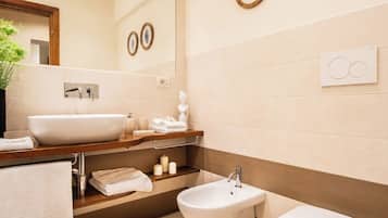 Doccia, asciugacapelli, bidet, asciugamani