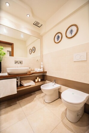 Shower, hair dryer, bidet, towels - Tuscany Viareggio exclusive beachfront apartment   (Viareggio)