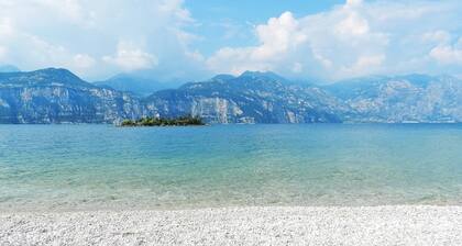 Apartment with 2 rooms and beautiful lake view