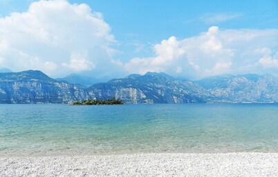 Apartment with 2 rooms and beautiful lake view
