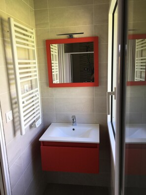 Ensemble douche/baignoire, sèche-cheveux