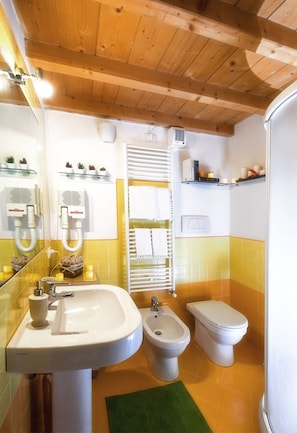 Shower, hair dryer, slippers, bidet - THE BEST EXPERIENCE OF HOSPITALITY IN A STEP FROM THE ARENA WITH FREE WI FI! (Verona)