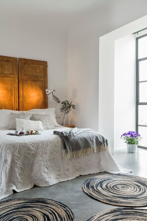 Ferros/tábuas de passar roupa, acesso à internet, roupa de cama