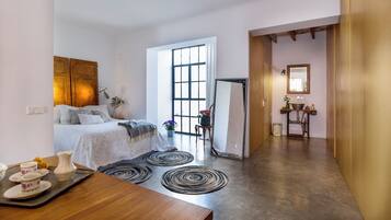 Iron/ironing board, internet, bed sheets