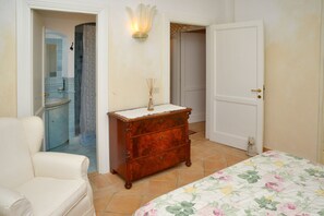 3 bedrooms, iron/ironing board, travel cot, free WiFi - COSTA SMERALDA BEAUTIFUL VILLA WITH POOL 150 MT FROM THE SEA SURROUNDED BY GREENERY (BAIA SARDINIA/ARZACHENA)
