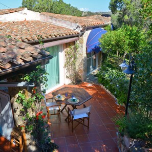 Outdoor dining - COSTA SMERALDA BEAUTIFUL VILLA WITH POOL 150 MT FROM THE SEA SURROUNDED BY GREENERY (BAIA SARDINIA/ARZACHENA)