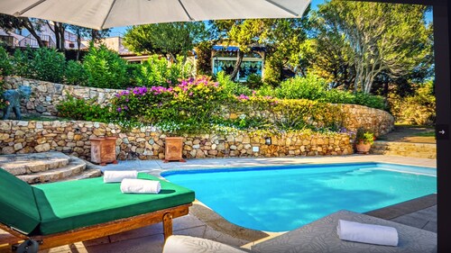 COSTA SMERALDA BEAUTIFUL VILLA WITH POOL 150 MT FROM THE SEA SURROUNDED BY GREENERY
