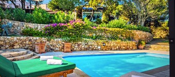 COSTA SMERALDA BEAUTIFUL VILLA WITH POOL 150 MT FROM THE SEA SURROUNDED BY GREENERY
