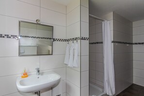 Regadera, jabón, papel de baño 