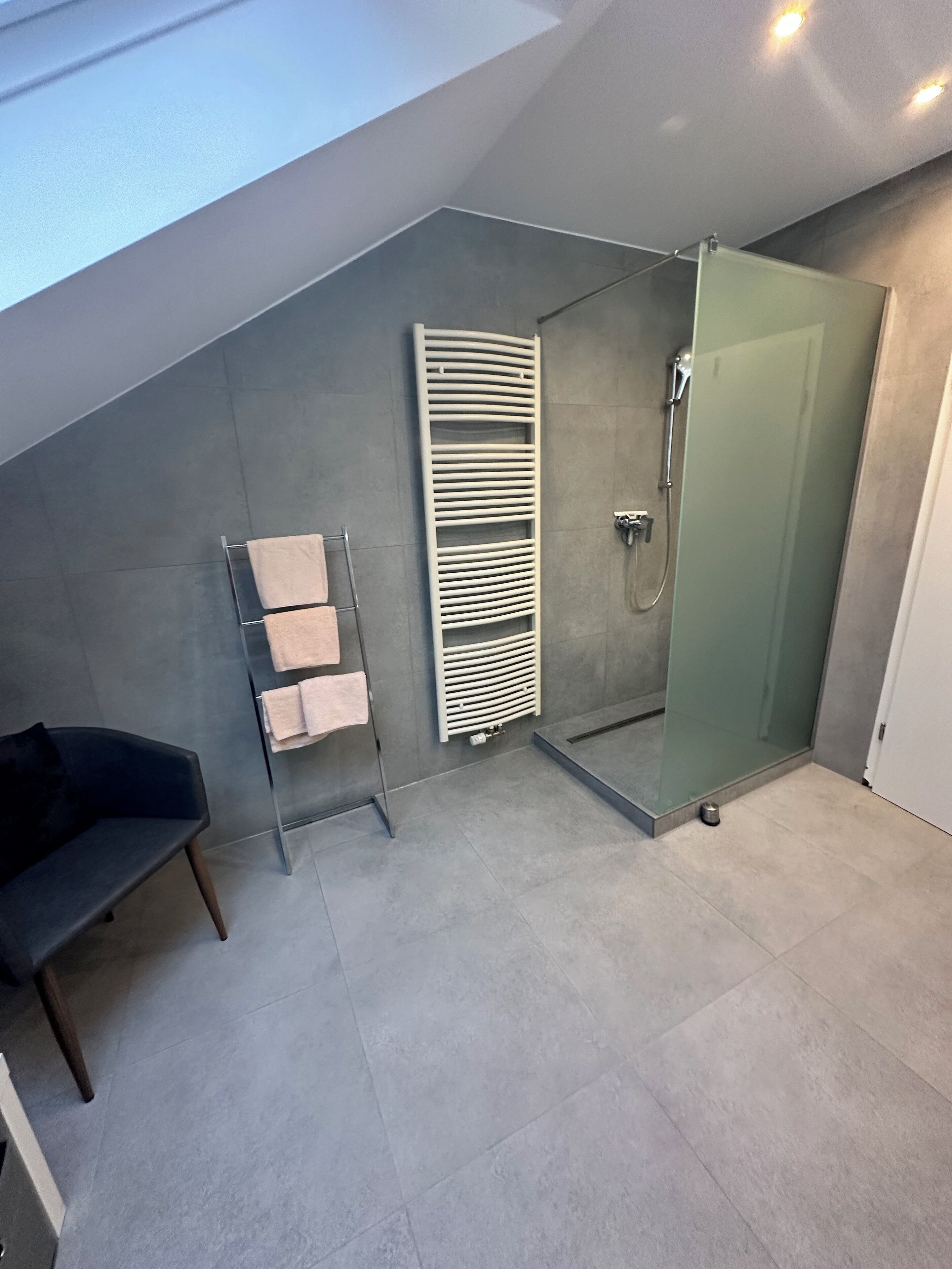 Combined shower/bathtub, hair dryer, towels, soap